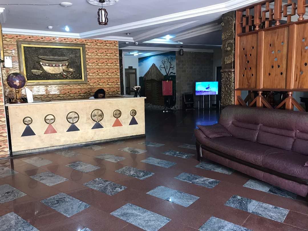 Ampomaah Hotel Accra Bagian luar foto