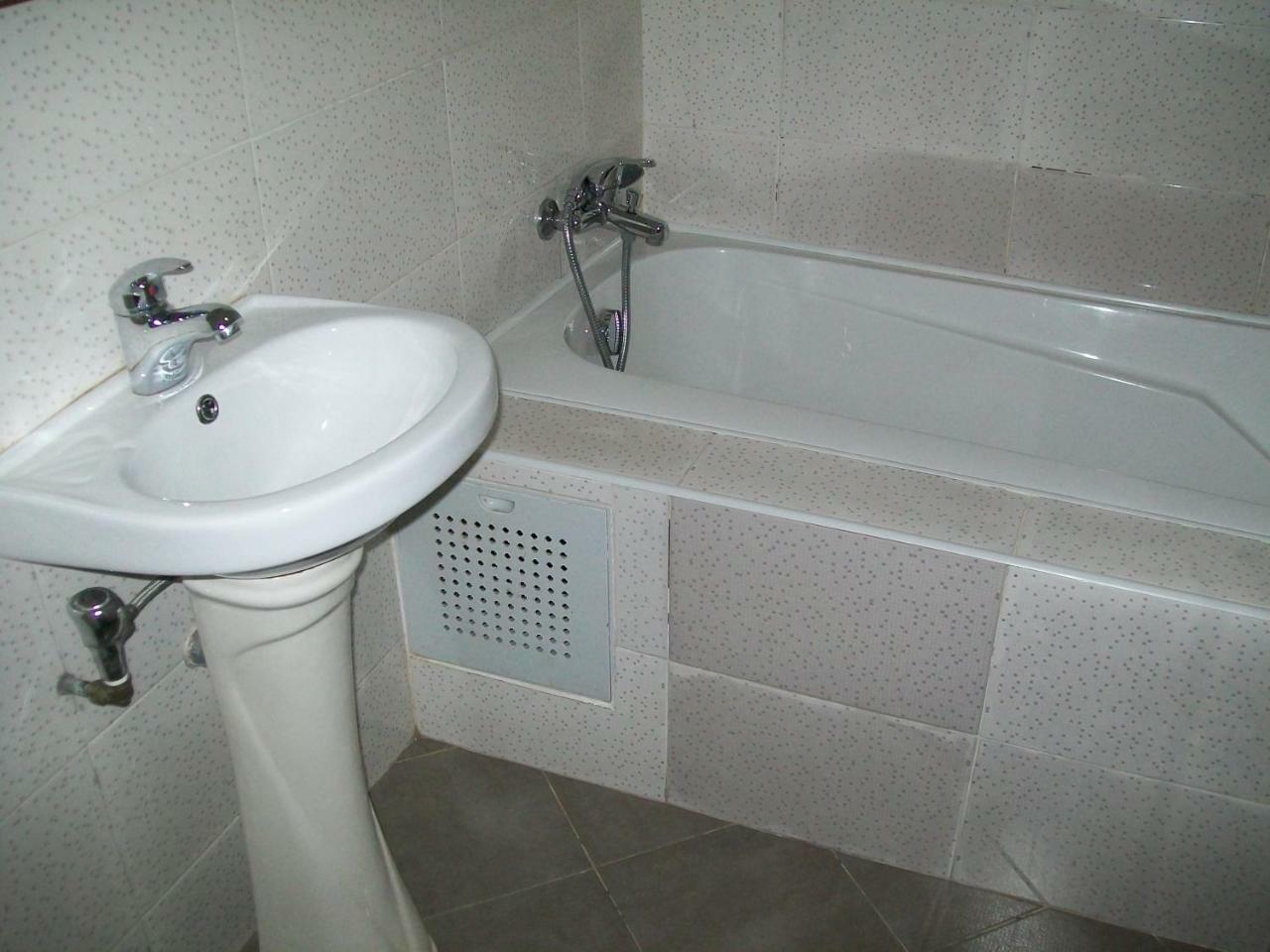 Ampomaah Hotel Accra Bagian luar foto