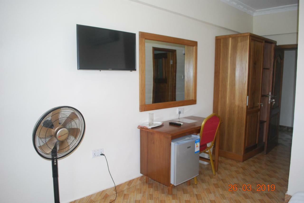 Ampomaah Hotel Accra Bagian luar foto