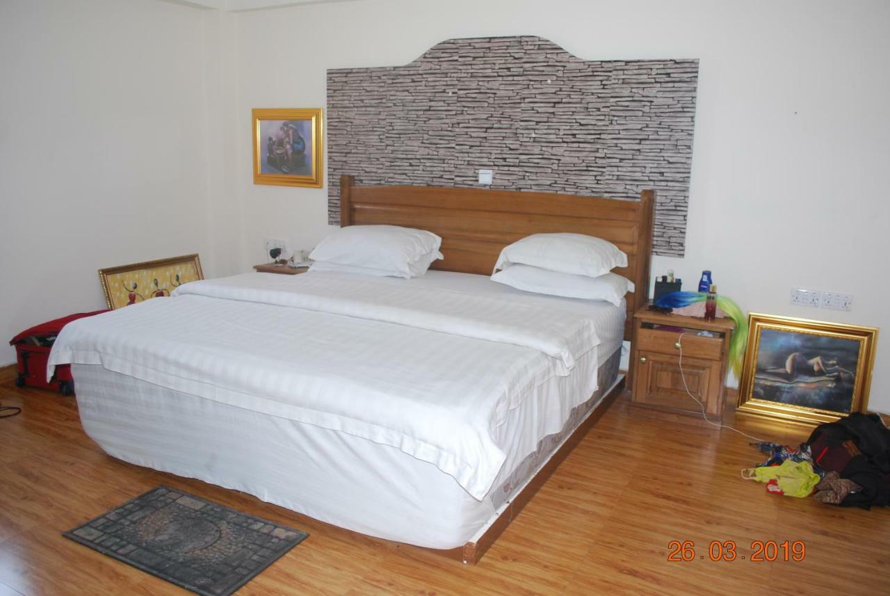 Ampomaah Hotel Accra Bagian luar foto