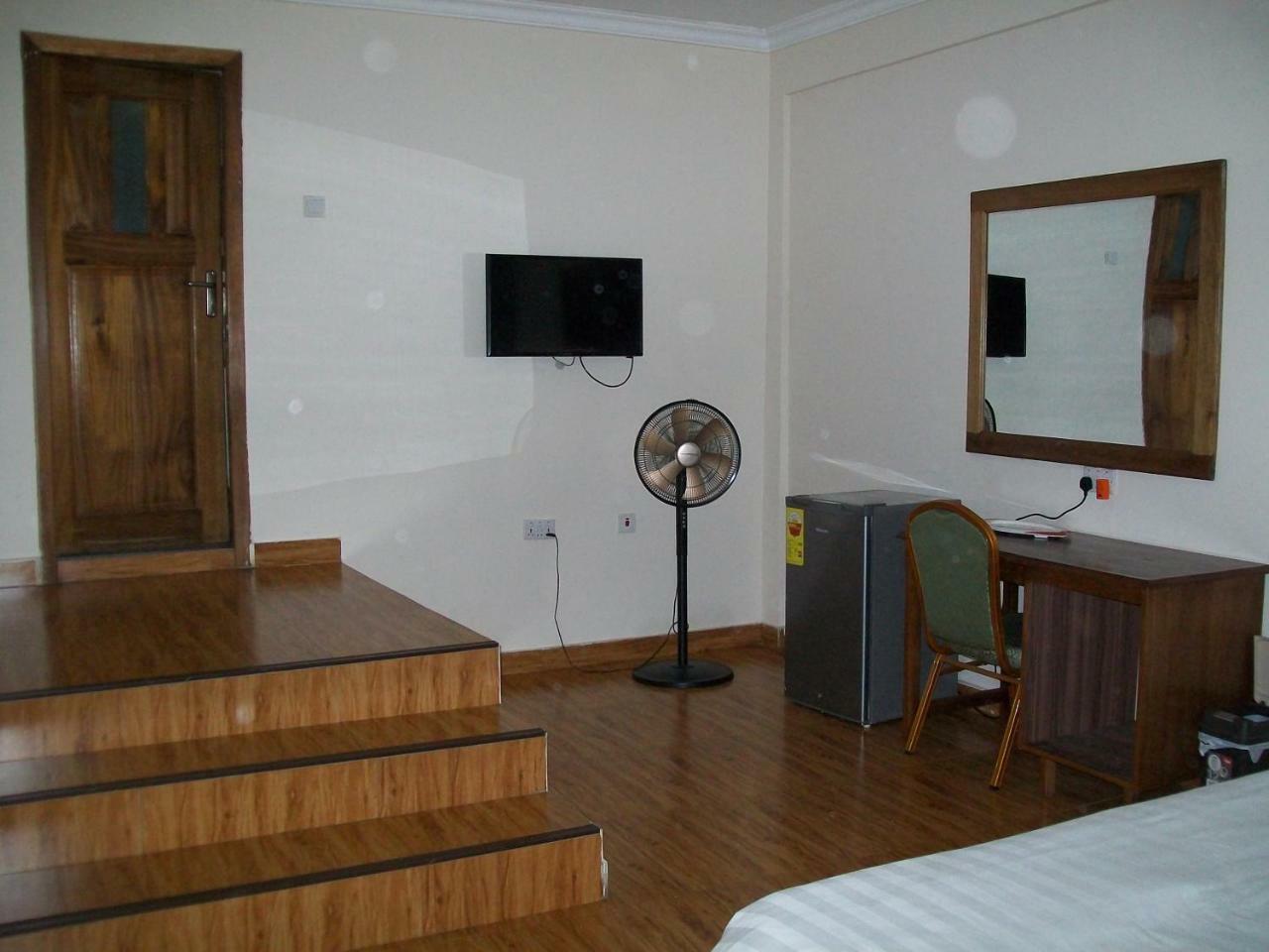 Ampomaah Hotel Accra Bagian luar foto