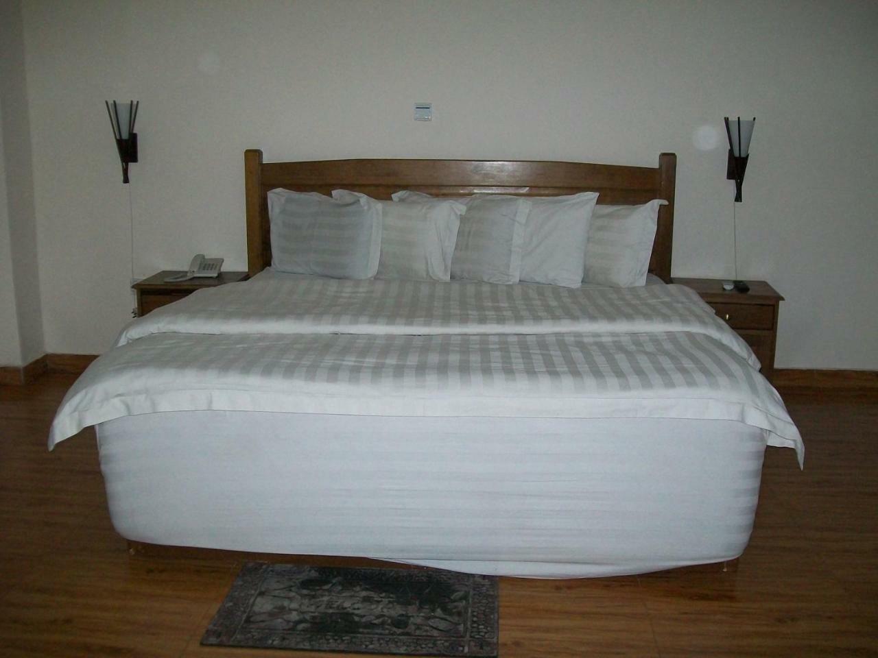 Ampomaah Hotel Accra Bagian luar foto