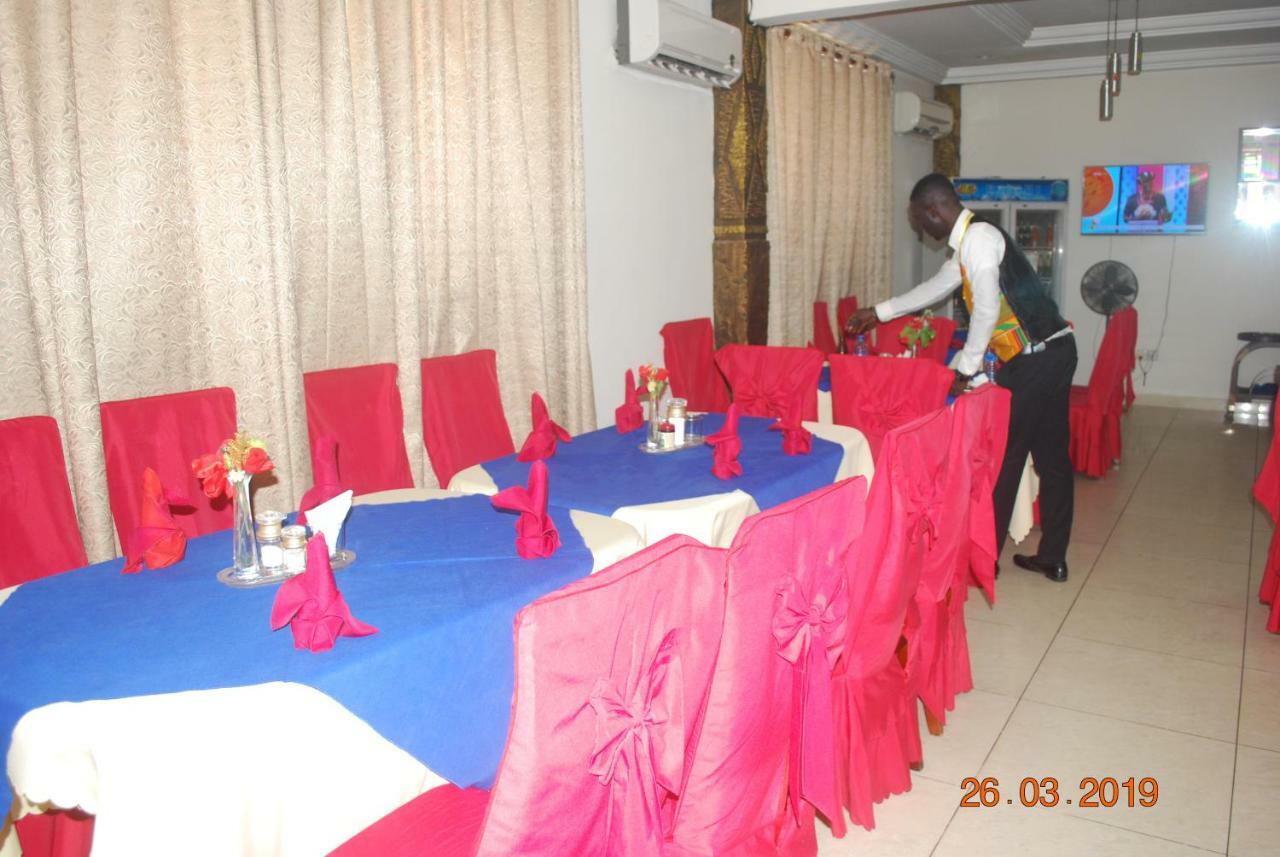 Ampomaah Hotel Accra Bagian luar foto
