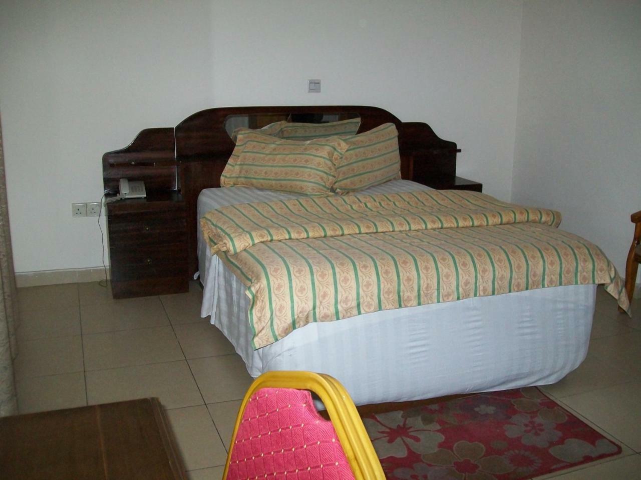 Ampomaah Hotel Accra Bagian luar foto